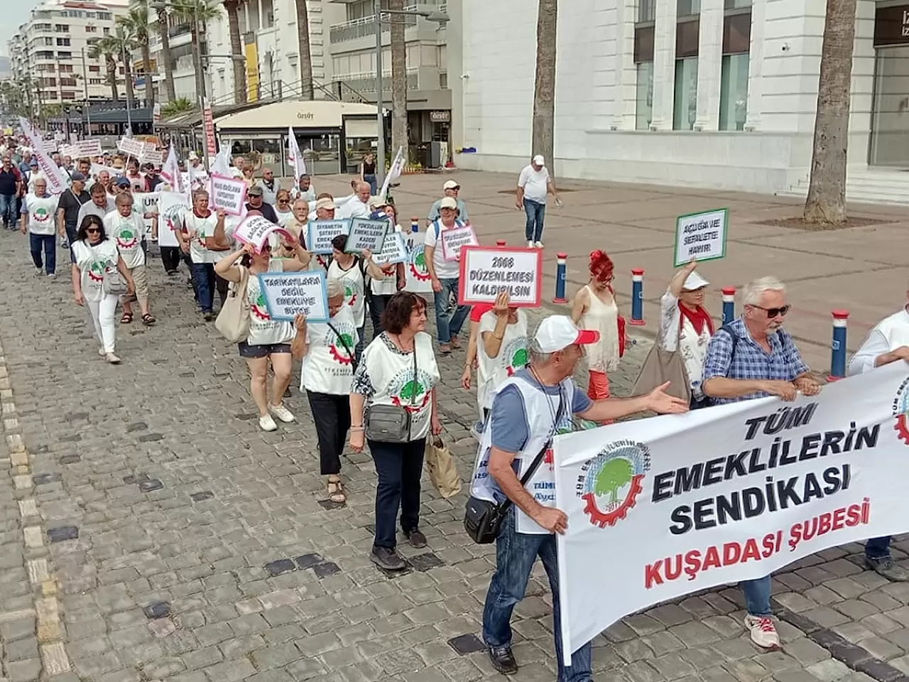 İzmir'deki Emekliler Meydanlarda Seslerini Duyurdu