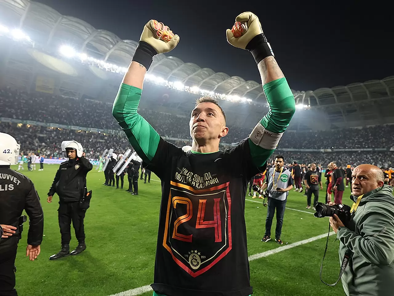 Muslera liderliğinde 24. şampiyonluğunu ilan etti.