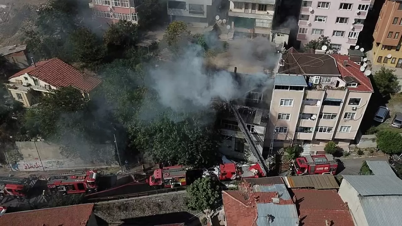 İstanbul'da Meydana Gelen Yangında İtfaiye Ekipleri 20 Kişiyi Kurtardı