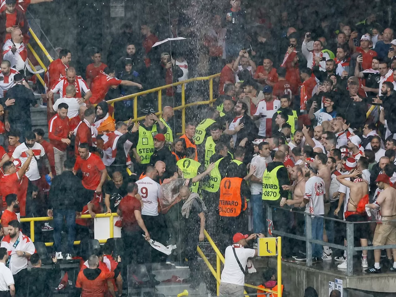 Türkiye-Gürcistan Maçı Öncesi Tribünlerde Gerilim: Kavga Çıktı!