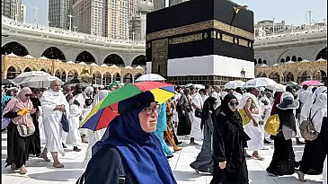 Hacı adayları, Suudi Arabistan'daki Sıcak Havayla Mücadele Ediyor!