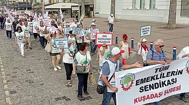 İzmir'deki Emekliler Meydanlarda Seslerini Duyurdu