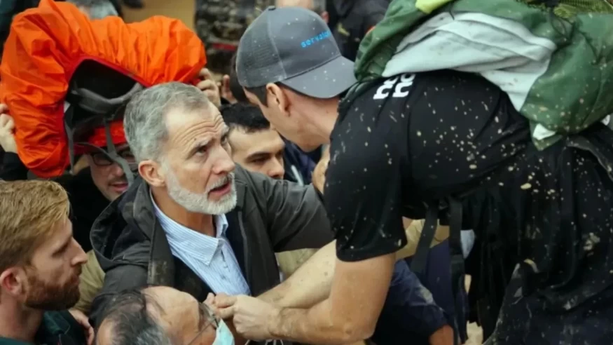 İspanya Kralı ve Kraliçesi protestolarla karşılandı, afet yardım kampanyaları devam ediyor.