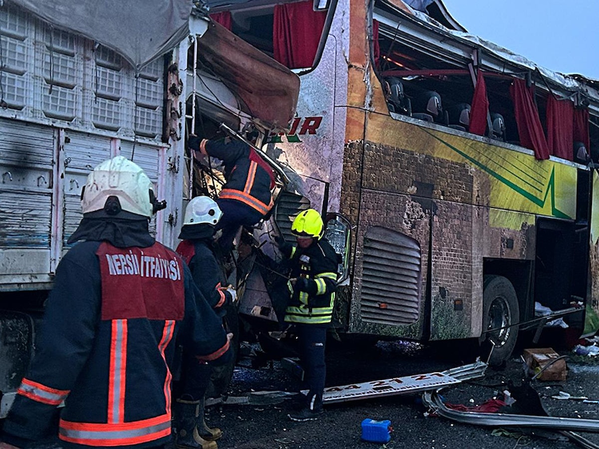 Mersin'de meydana gelen zincirleme kaza sonucunda çok sayıda ölü ve yaralı var.